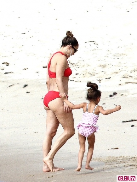 Η Τζένιφερ Λόπεζ με καυτό κόκκινο μπικίνι στην παραλία (pics)