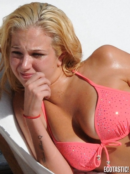 Τι έπαθε η Tulisa και κάνει έτσι;