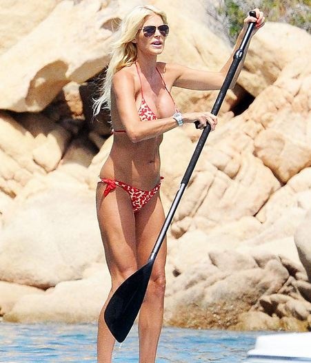 Μια «καυτή» ξανθιά τραβάει…κουπί (pics)