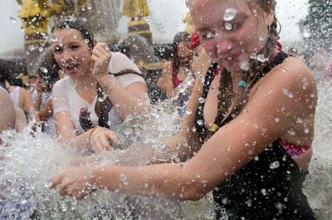 Οι Μοσχοβίτες νικούν τον καύσωνα (pics)