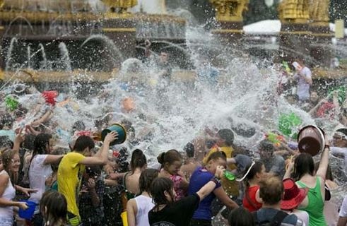 Οι Μοσχοβίτες νικούν τον καύσωνα (pics)