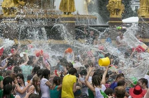 Οι Μοσχοβίτες νικούν τον καύσωνα (pics)