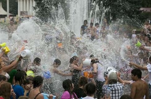 Οι Μοσχοβίτες νικούν τον καύσωνα (pics)