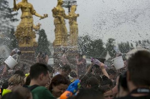 Οι Μοσχοβίτες νικούν τον καύσωνα (pics)