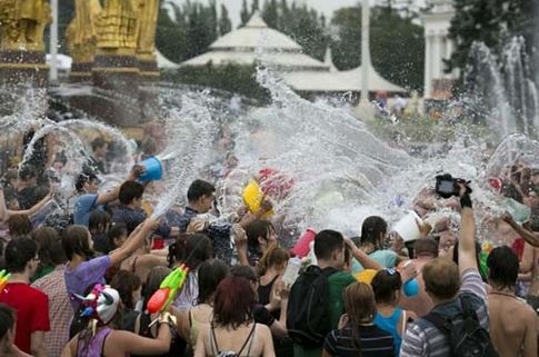 Οι Μοσχοβίτες νικούν τον καύσωνα (pics)