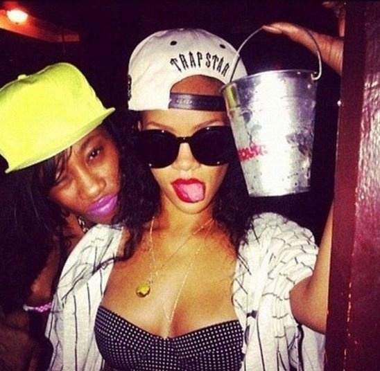 Γνωστή τραγουδίστρια μας δείχνει το ... στήθος της! (pics)