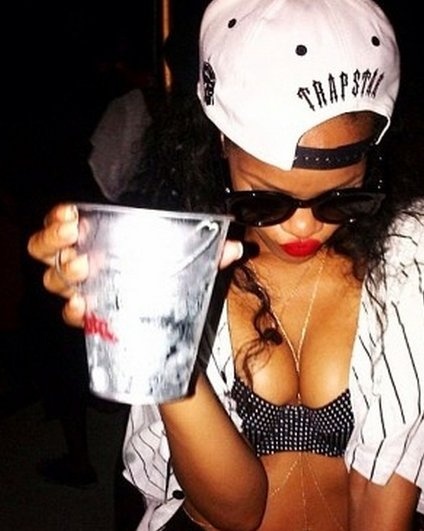 Γνωστή τραγουδίστρια μας δείχνει το ... στήθος της! (pics)