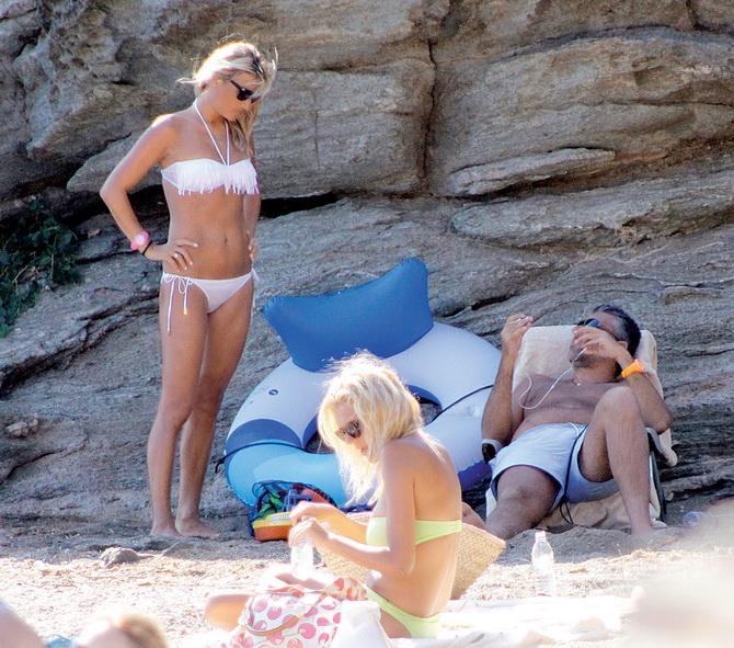 Η Φαίη Σκορδά με σέξι λευκό μπικίνι! (pics)