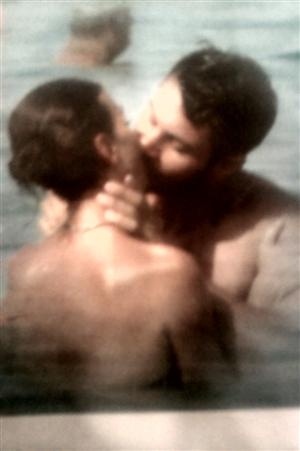 Δείτε: Τα καυτά φιλιά της Νίνας Λοτσάρη με νεαρό στην Κέρκυρα!