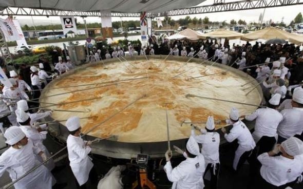 Ρεκόρ Γκίνες: Ομελέτα με 145.000 αυγά!