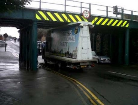  Φορτηγό σφήνωσε σε γέφυρα (pics)  