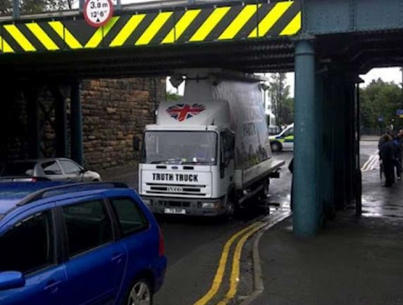  Φορτηγό σφήνωσε σε γέφυρα (pics)  