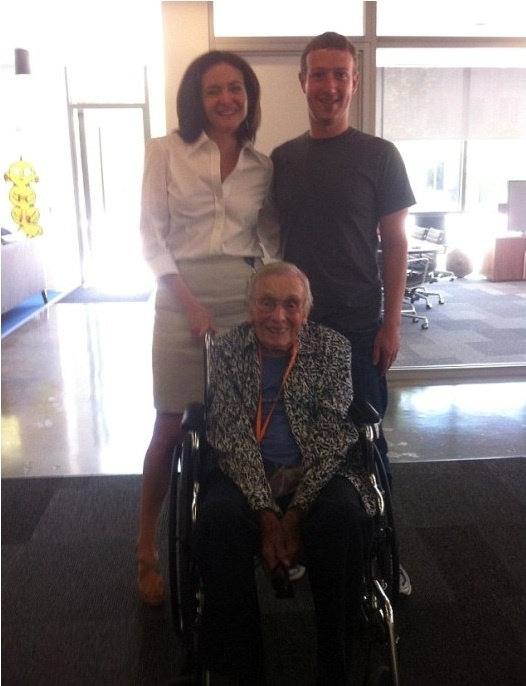 Αυτή είναι η γηραιότερη χρήστης του Facebook, ετών 101! (pics)