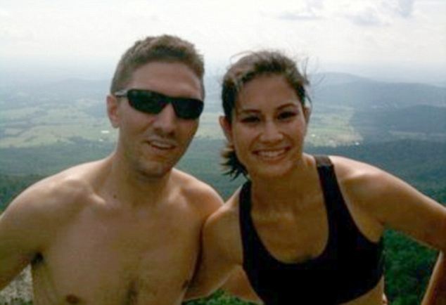 Ανέβηκαν για τις φωτογραφίες γάμου σε βράχο ύψους 300 μέτρων