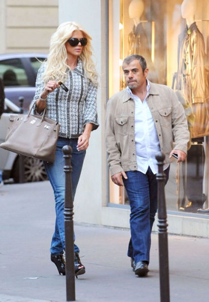 Μαντέψτε ποιος από τους δύο είναι πλούσιος! (pics)