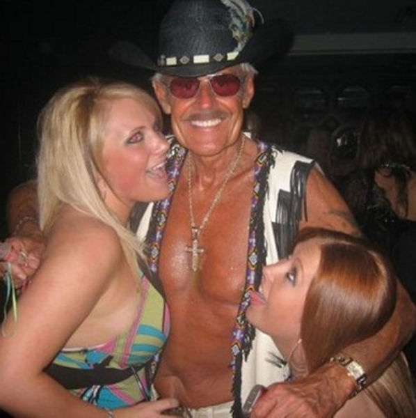 Μαντέψτε ποιος από τους δύο είναι πλούσιος! (pics)