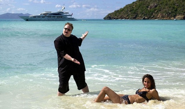 Μαντέψτε ποιος από τους δύο είναι πλούσιος! (pics)