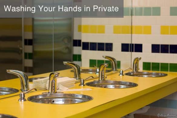 Τραγική αλήθεια: Πως το κάνεις δημόσια και πως όταν δεν σε βλέπουν