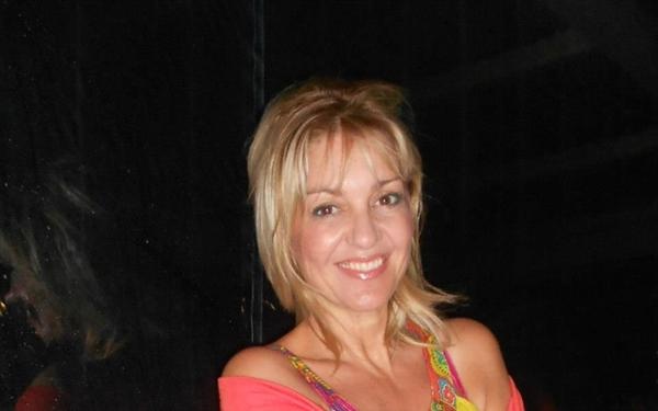 Τα πόδια της δημοσιογράφου που αναστάτωσαν την Ελούντα! (pics)