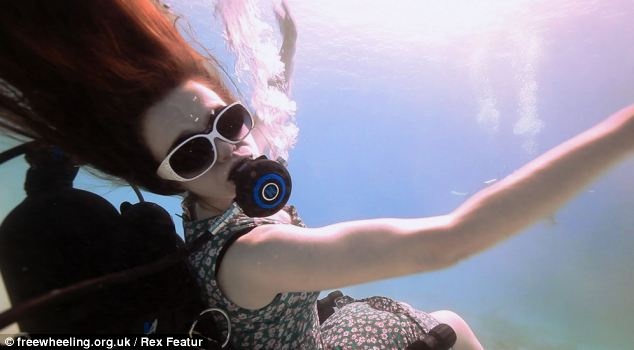 Υποθαλάσσια ακροβατικά με αναπηρικό καροτσάκι! (pics)