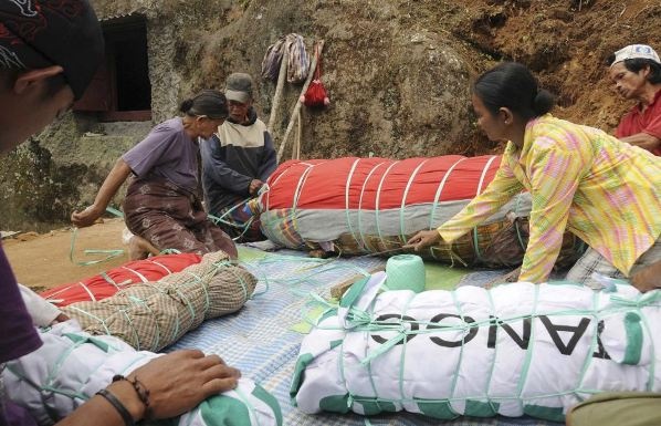 ΕΙΚΟΝΕΣ ΠΟΥ ΣΟΚΑΡΟΥΝ: Κάθε 3 χρόνια ζωντανεύουν τους νεκρούς τους