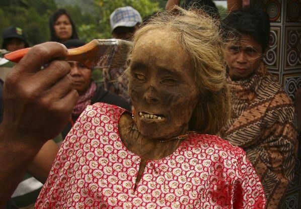 ΕΙΚΟΝΕΣ ΠΟΥ ΣΟΚΑΡΟΥΝ: Κάθε 3 χρόνια ζωντανεύουν τους νεκρούς τους