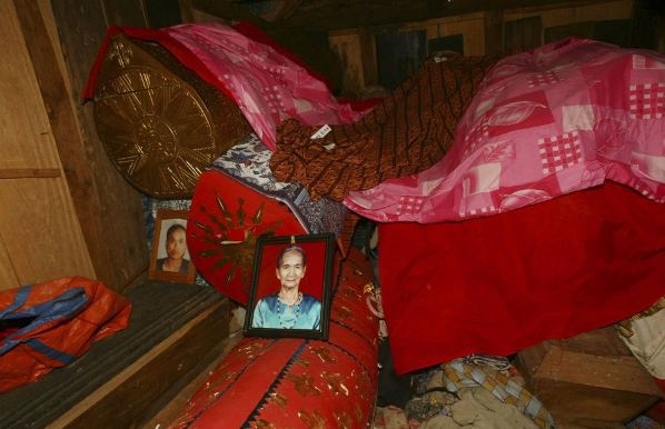 ΕΙΚΟΝΕΣ ΠΟΥ ΣΟΚΑΡΟΥΝ: Κάθε 3 χρόνια ζωντανεύουν τους νεκρούς τους