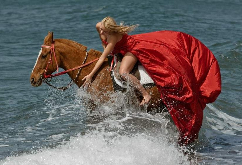 ΔΕΙΤΕ: Ποιό είναι το κορίτσι με τα χιλιάδες likes στο Facebook;