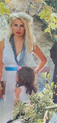 Ελένη Μενεγάκη: Έγινε νονά με στέφανα στα μαλλιά!