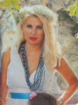 Ελένη Μενεγάκη: Έγινε νονά με στέφανα στα μαλλιά!