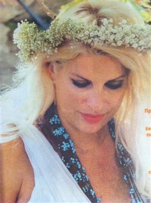 Ελένη Μενεγάκη: Έγινε νονά με στέφανα στα μαλλιά!