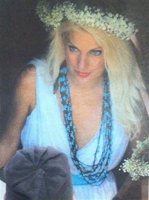 Ελένη Μενεγάκη: Έγινε νονά με στέφανα στα μαλλιά!