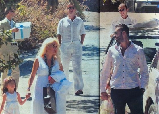 Ελένη Μενεγάκη: Έγινε νονά με στέφανα στα μαλλιά!