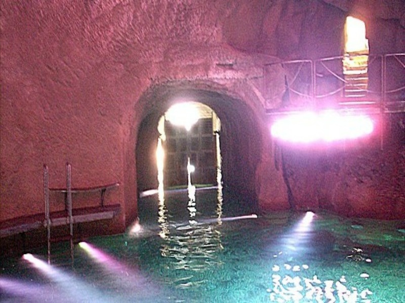 Ιταλία: Υπόγεια πισίνα σε σπηλιά για τα όργια είχε ο Μπερλουσκόνι!