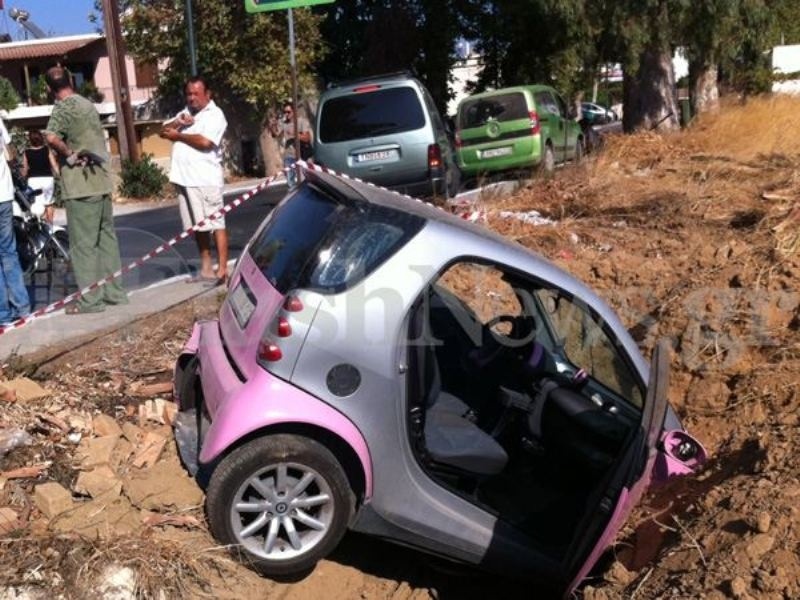 Αυτοκίνητο βρέθηκε σε χαντάκι στη Λ. Σούδας (pics)