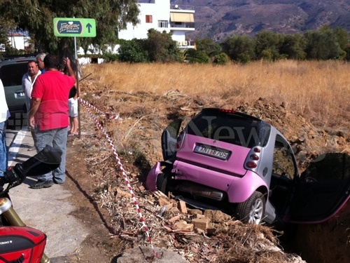 Αυτοκίνητο βρέθηκε σε χαντάκι στη Λ. Σούδας (pics)