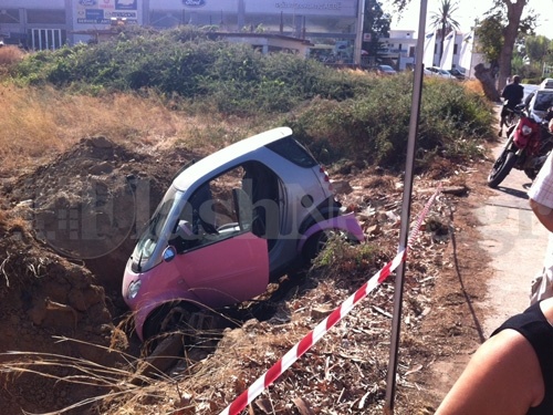 Αυτοκίνητο βρέθηκε σε χαντάκι στη Λ. Σούδας (pics)