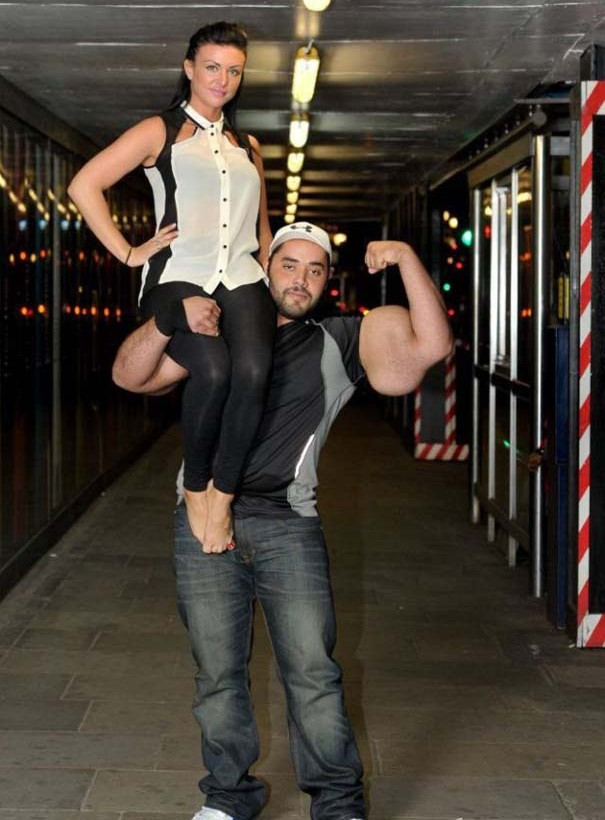 Δείτε τον άνδρα με τους μεγαλύτερους δικέφαλους μυς στον κόσμο