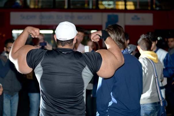 Δείτε τον άνδρα με τους μεγαλύτερους δικέφαλους μυς στον κόσμο