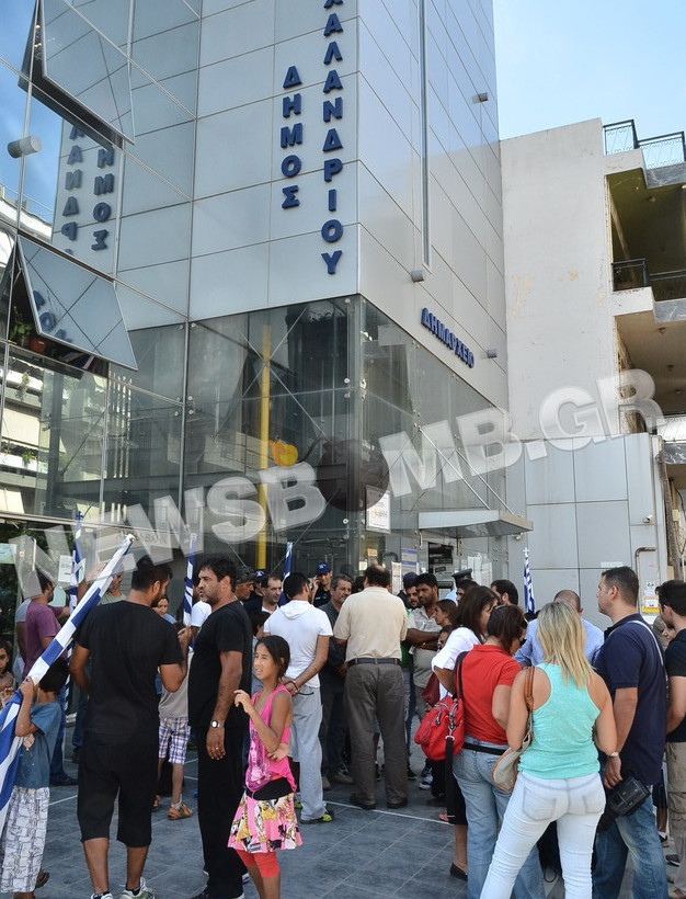 Συγκέντρωση διαμαρτυρίας Ρομά στο Χαλάνδρι (ΦΩΤΟ+BINTEO)