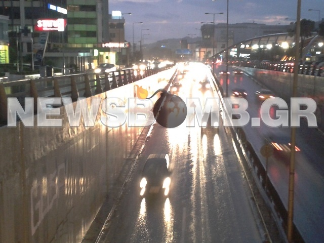 «Άνοιξαν» οι ουρανοί στην Αττική – Προβλήματα στους δρόμους