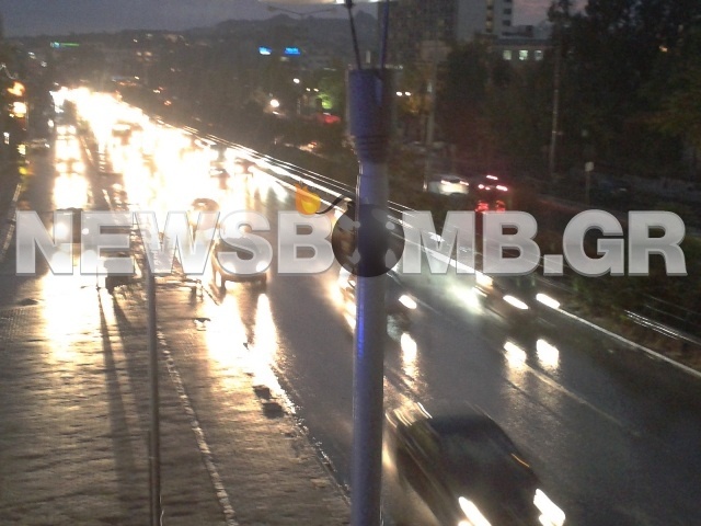 «Άνοιξαν» οι ουρανοί στην Αττική – Προβλήματα στους δρόμους