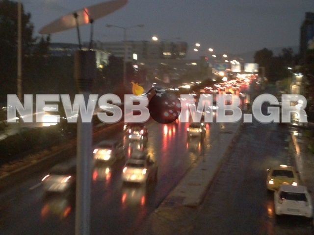 «Άνοιξαν» οι ουρανοί στην Αττική – Προβλήματα στους δρόμους