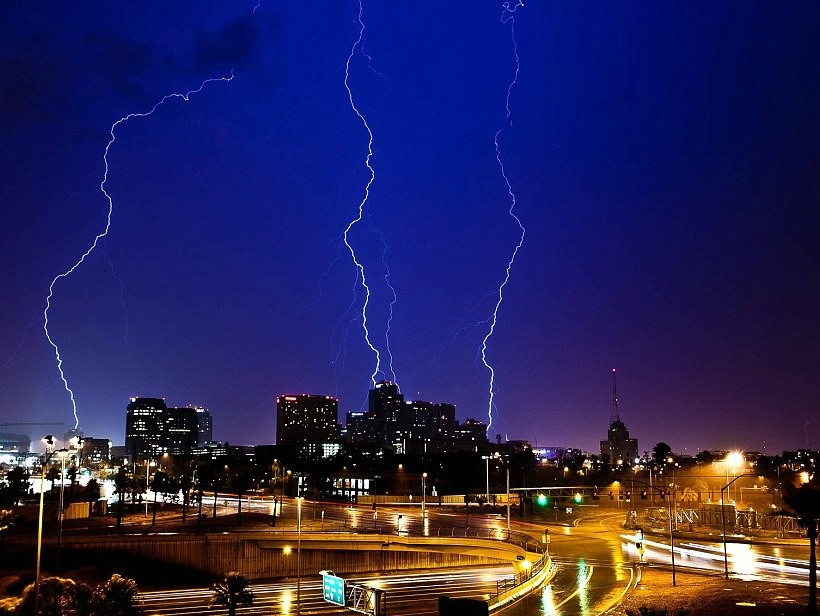 Καθηλωτικές φωτογραφίες με κεραυνούς