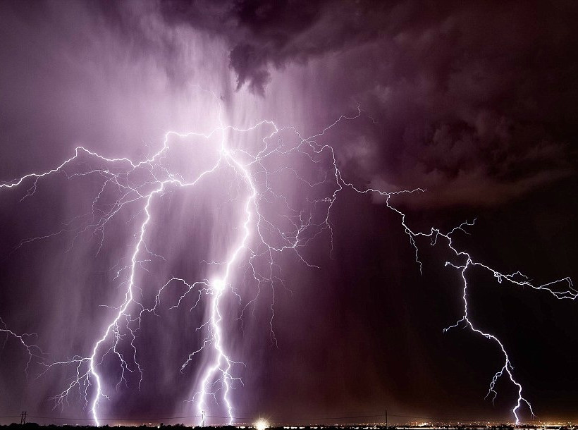 Καθηλωτικές φωτογραφίες με κεραυνούς