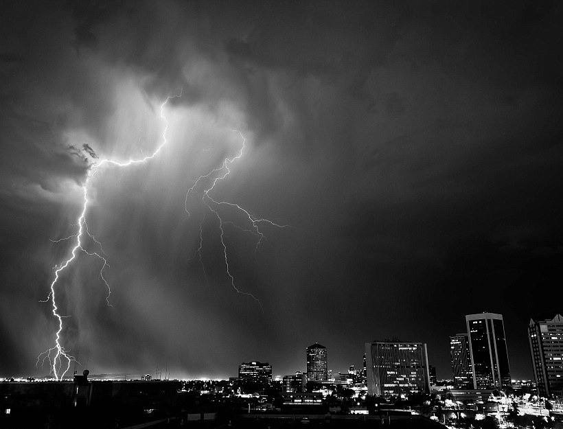 Καθηλωτικές φωτογραφίες με κεραυνούς