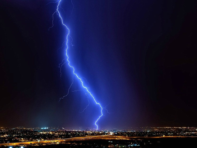 Καθηλωτικές φωτογραφίες με κεραυνούς