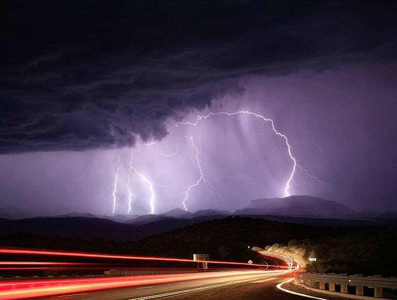 Καθηλωτικές φωτογραφίες με κεραυνούς