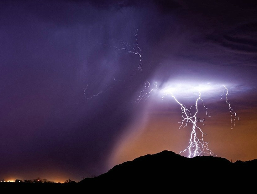 Καθηλωτικές φωτογραφίες με κεραυνούς