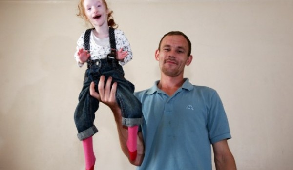 To πιο μικροσκοπικό κορίτσι στον κόσμο πήγε σχολείο για πρώτη φορά